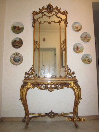 Antica e imponente consolle con specchiera stile barocco Luigi XVI in legno dorato e top in marmo