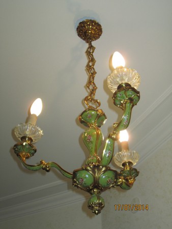 Lampadario dorato e smaltato con decori floreali 3 luci